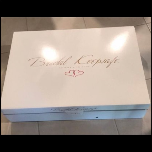 Eve of Milady Wedding Dress Size 4 - Picture 10 of 10